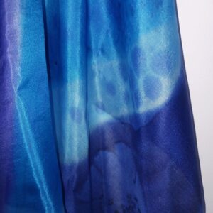 1-Panuelo-de-Seda-Natural-Pintado-a-Mano–Diseno-Azul-Profundo-1-scaled
