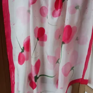 1-Panuelo-de-Seda-Natural-Pintado-a-Mano–Diseno-Flores-al-Viento-1