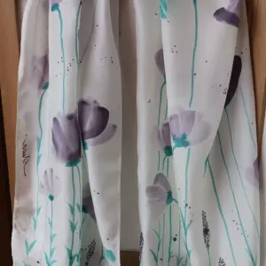 1-Panuelo-de-Seda-Natural-Pintado-a-Mano–Diseno-Lavanda-y-Sombra-1-scaled