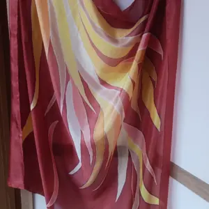 1-Panuelo-de-Seda-Natural-Pintado-a-Mano–Diseno-Llama-de-Luz-1-scaled