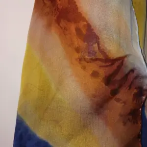 1-Panuelo-de-Seda-Natural-Pintado-a-Mano–Diseno-Tierra-y-Cielo-1-scaled