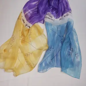 1-Panuelo-de-Seda-Natural-Pintado-a-Mano–Diseno-Verso-al-Viento-1-scaled