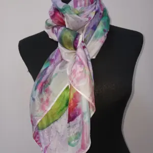 1-Panuelo-de-seda-natural-pintado-a-mano-Jardin-en-flor-1-scaled