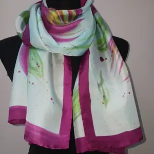 1-Panuelo-de-seda-natural-pintado-a-mano-Tulipas-al-viento-1-scaled