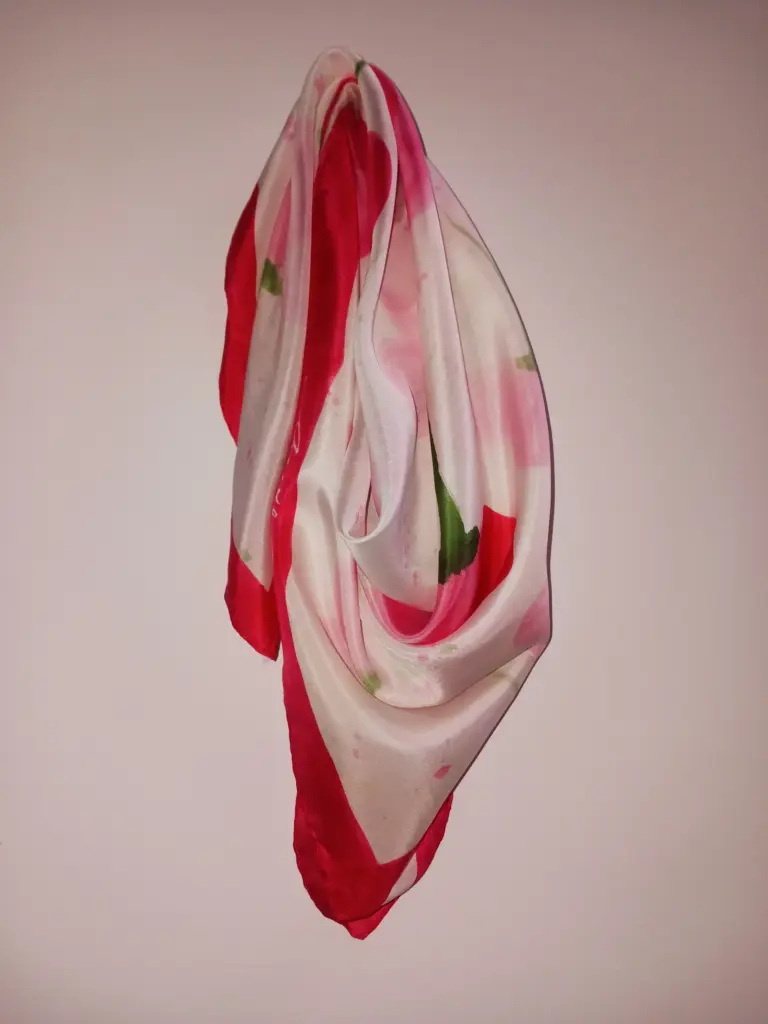 2-Panuelo-de-Seda-Natural-Pintado-a-Mano–Diseno-Flores-al-Viento-2-scaled